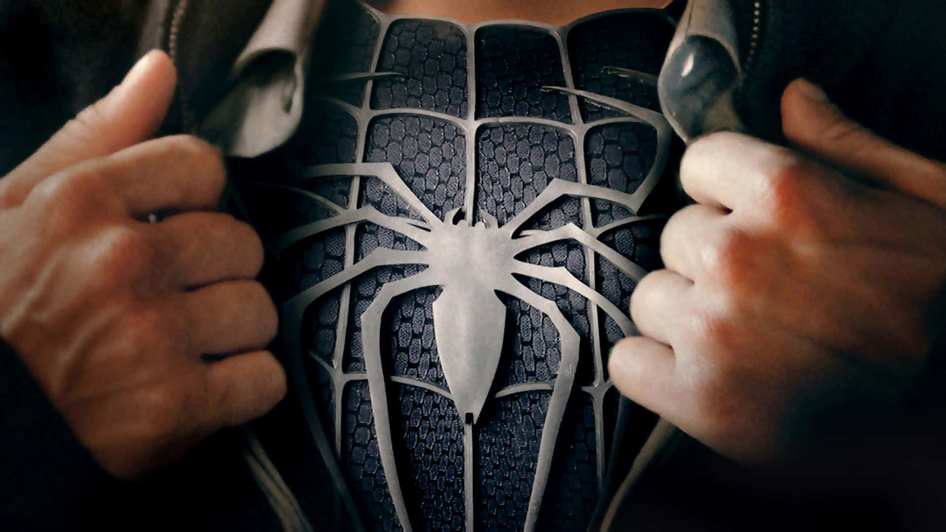 Spider Man 3 桌布 壁紙 — 雙手撕開外套的特寫，露出帶有銀色蜘蛛標誌的黑色紋理蜘蛛俠戰衣。