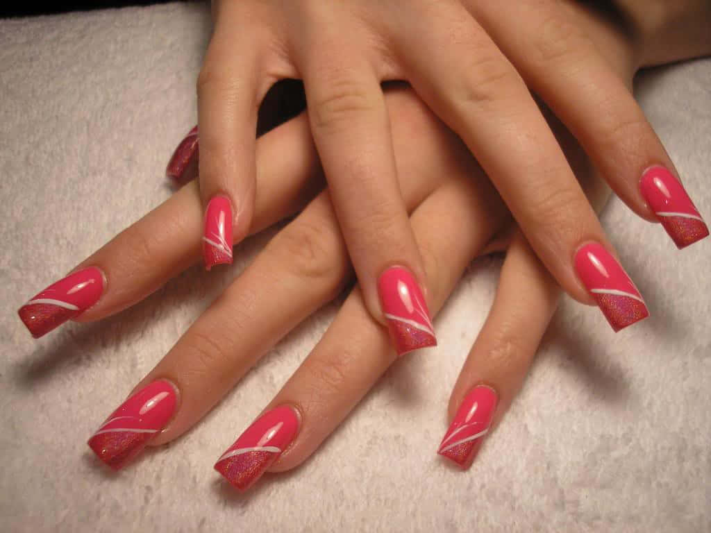 Cute Nails 桌布 壁紙 — 雙手特寫，帶有光澤粉紅指甲，飾有白色斜紋和閃粉指尖，放在柔軟的白色毛巾上。