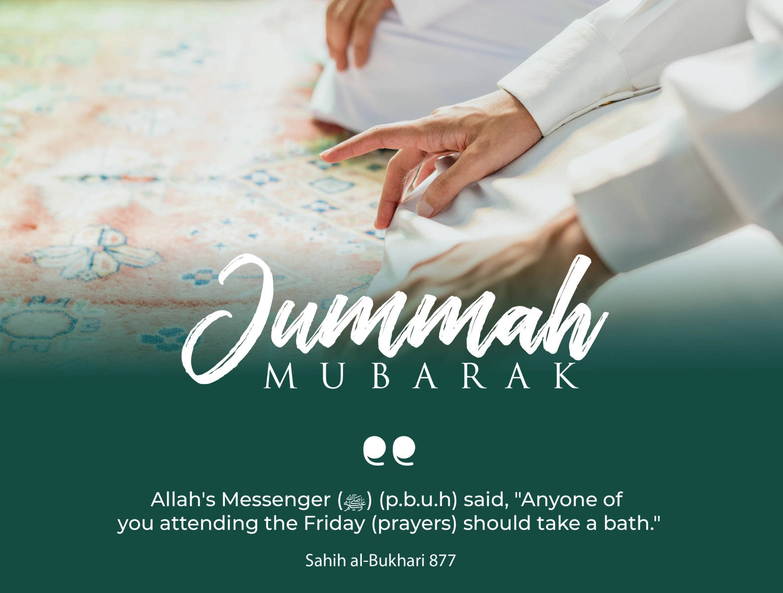 花 桌布 壁紙 — 雙手穿著白色祈禱服，放在有圖案的地毯上，並帶有「Jummah Mubarak」文字疊加的近距離特寫。