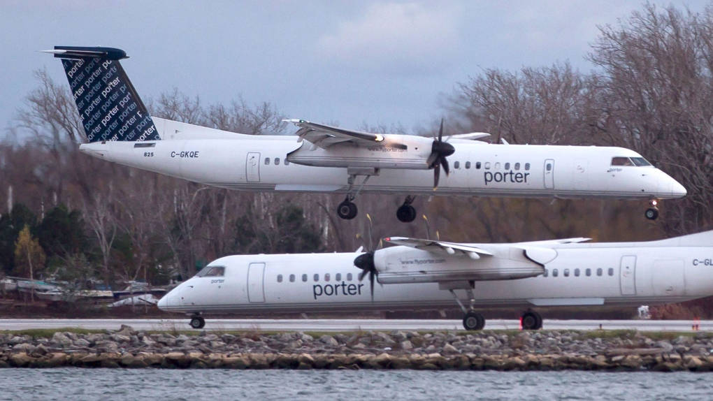 兩架Porter Airlines渦輪螺旋槳飛機，一架在另一架上方飛行，靠近水邊。