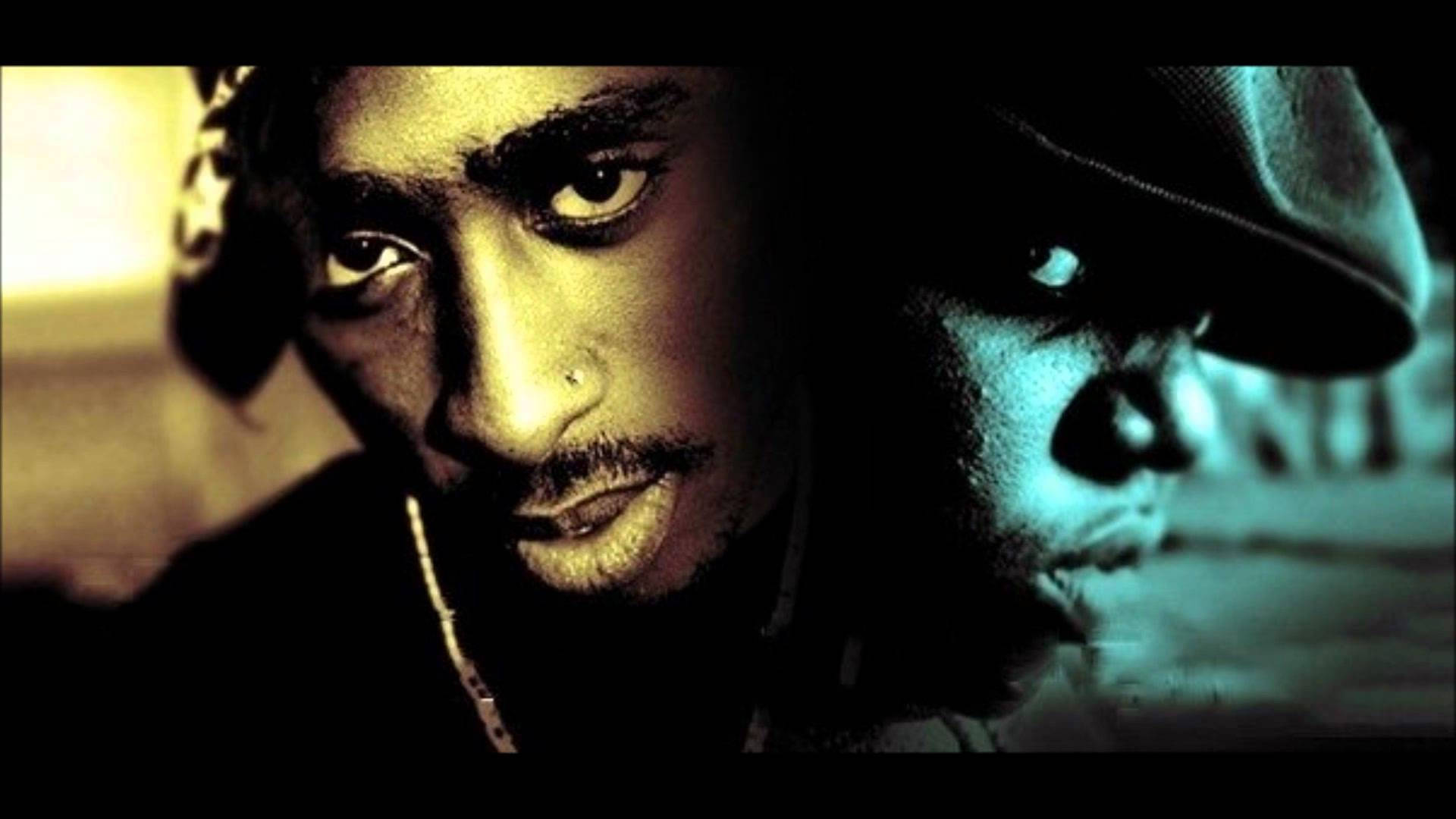 雙面2Pac 壁紙 — Tupac Shakur 的戲劇性分割肖像，一側沐浴在溫暖的黃光中，另一側則處於冷藍色的陰影中。