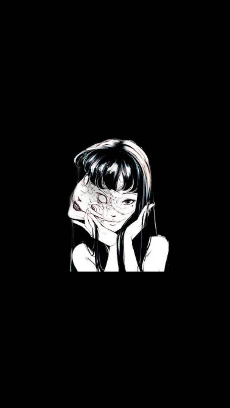 動漫女孩半張臉被裂開的面具遮蓋，背景為黑色