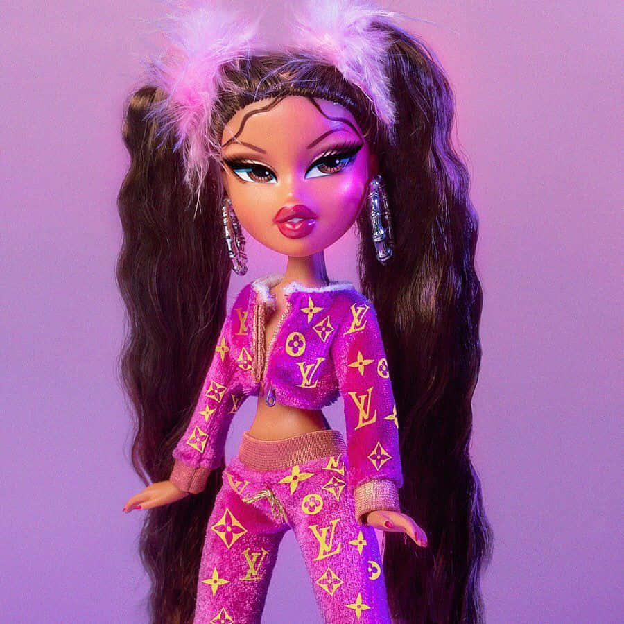 Bratz 公仔穿著粉紅色 Louis Vuitton 服裝，帶有羽毛辮子，背景為紫色 — Bratz風格 壁紙