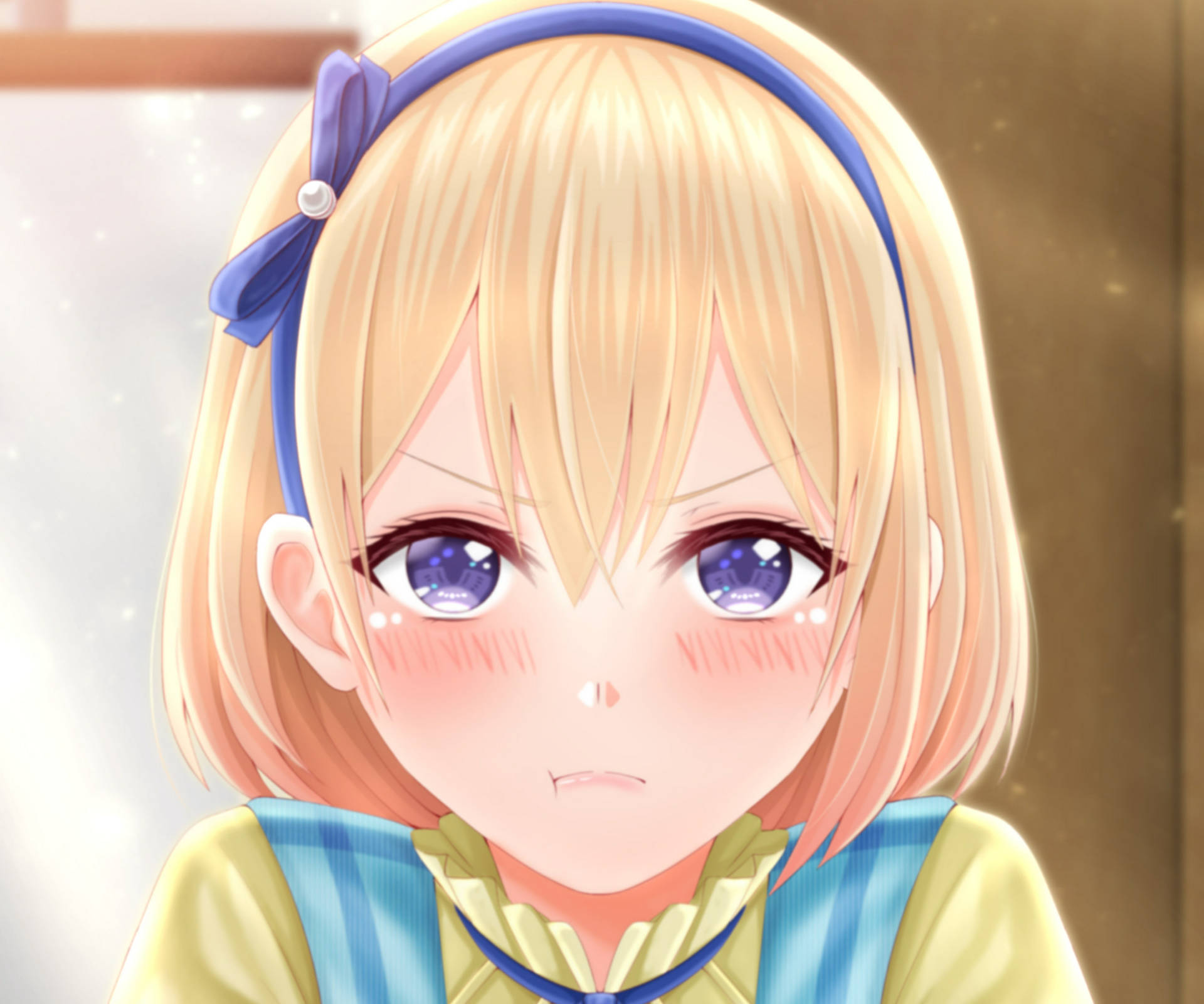 金髮藍眼、戴藍色頭帶的動漫少女，表情略顯不耐煩。