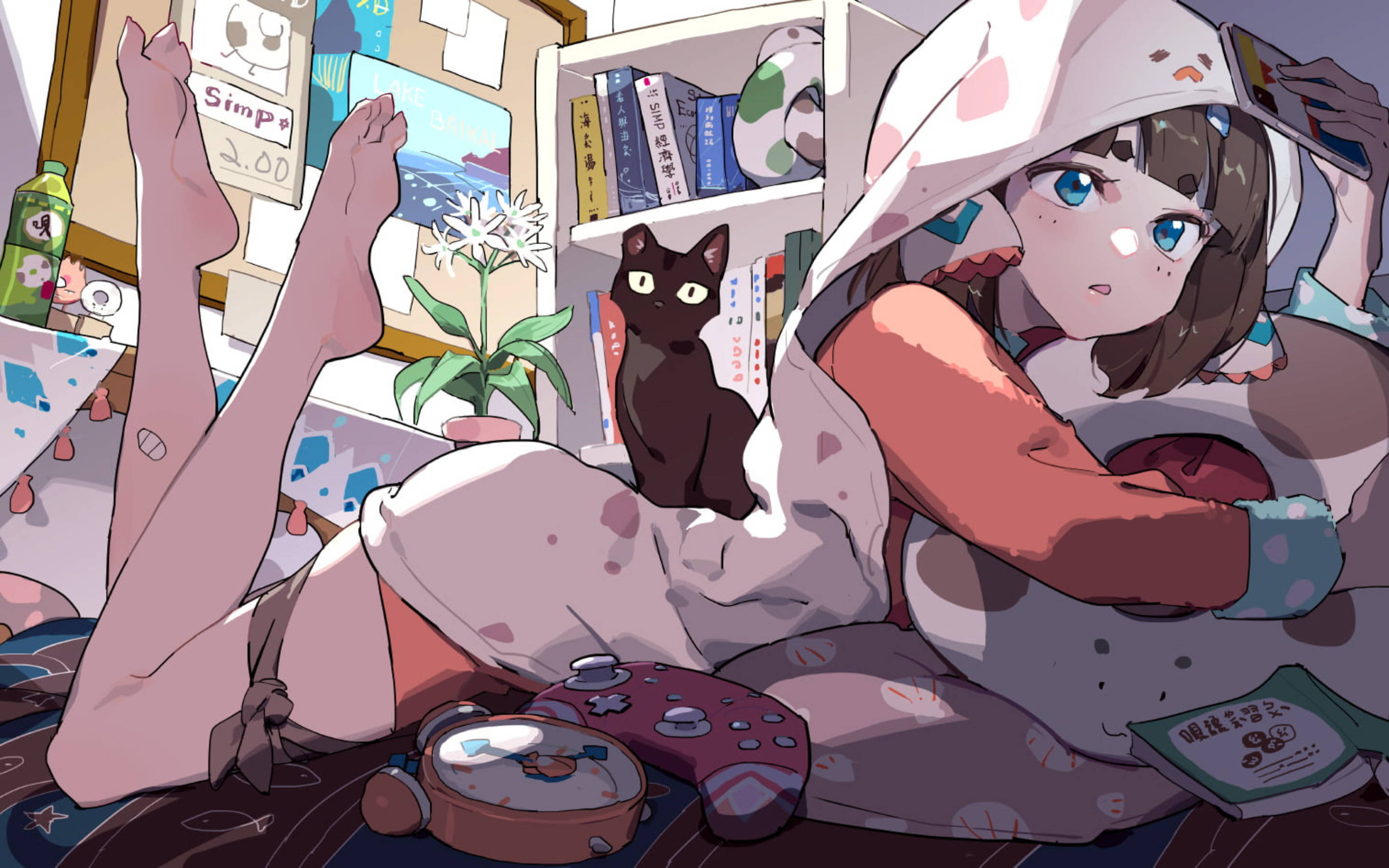 雜亂房間中的 Ecchi 女角色 壁紙 — 一位年輕的動漫女孩穿著貓咪主題連帽衫，在床上休息，旁邊有一隻黑貓，周圍是書籍和遊戲裝備。