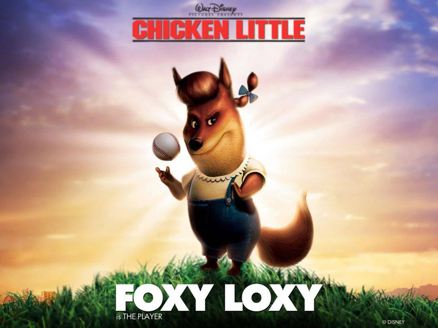 雞小布的Foxy Loxy 壁紙 — 《四眼雞丁》中的Foxy Loxy站在草地上，在充滿活力的日落天空下雜耍棒球。