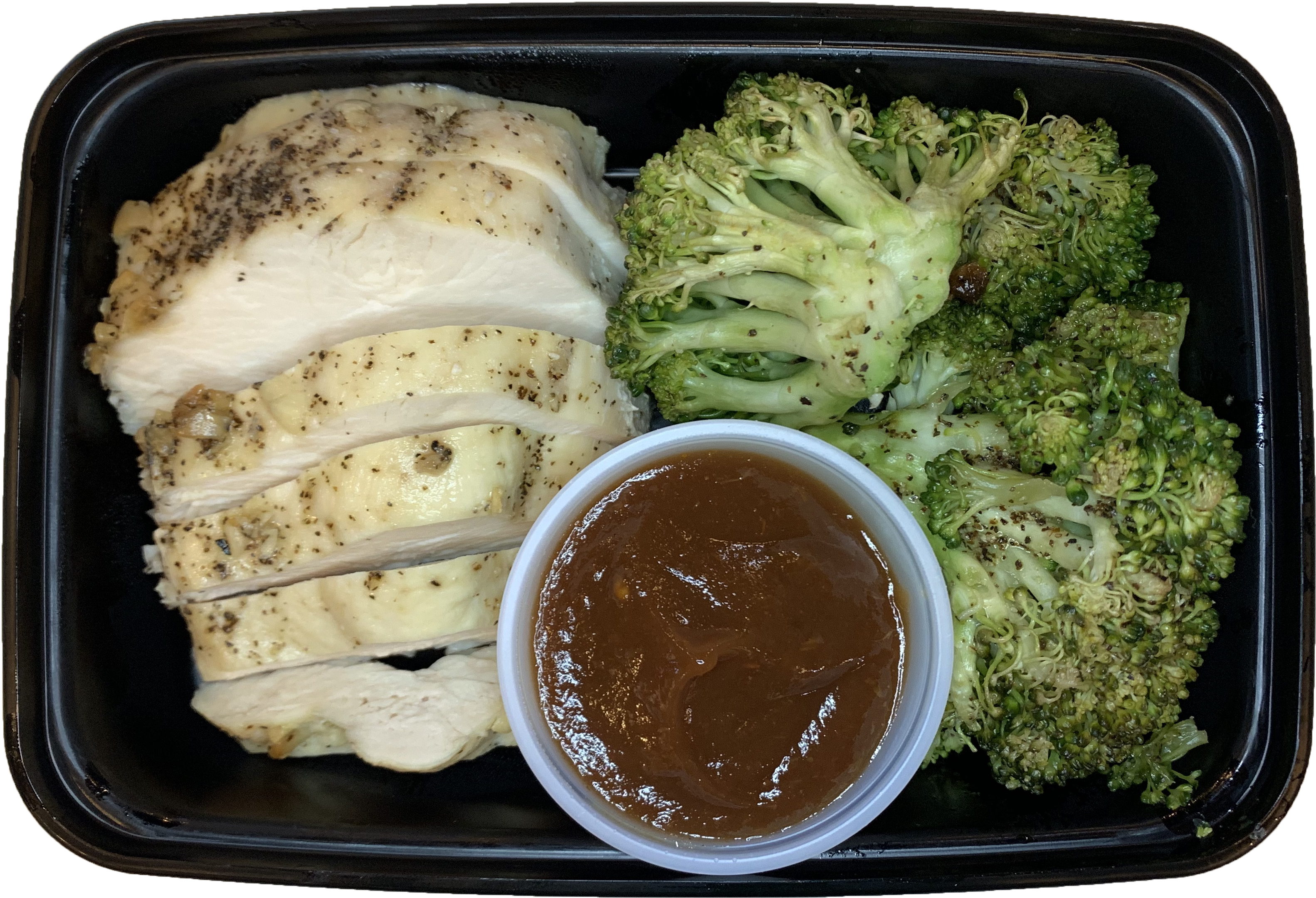 雞肉西蘭花餐前準備 壁紙 — 切片調味雞胸肉、西蘭花小朵和棕色醬汁，裝在黑色外賣容器中。