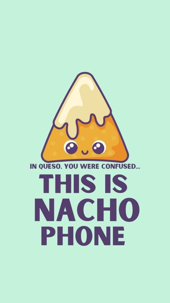離開我的手機 Nacho 搞笑梗 壁紙 — 一個可愛的卡通玉米片，上面有芝士滴在臉上，並在薄荷綠色背景上寫着「IN QUESO YOU WERE CONFUSED THIS IS NACHO PHONE」。