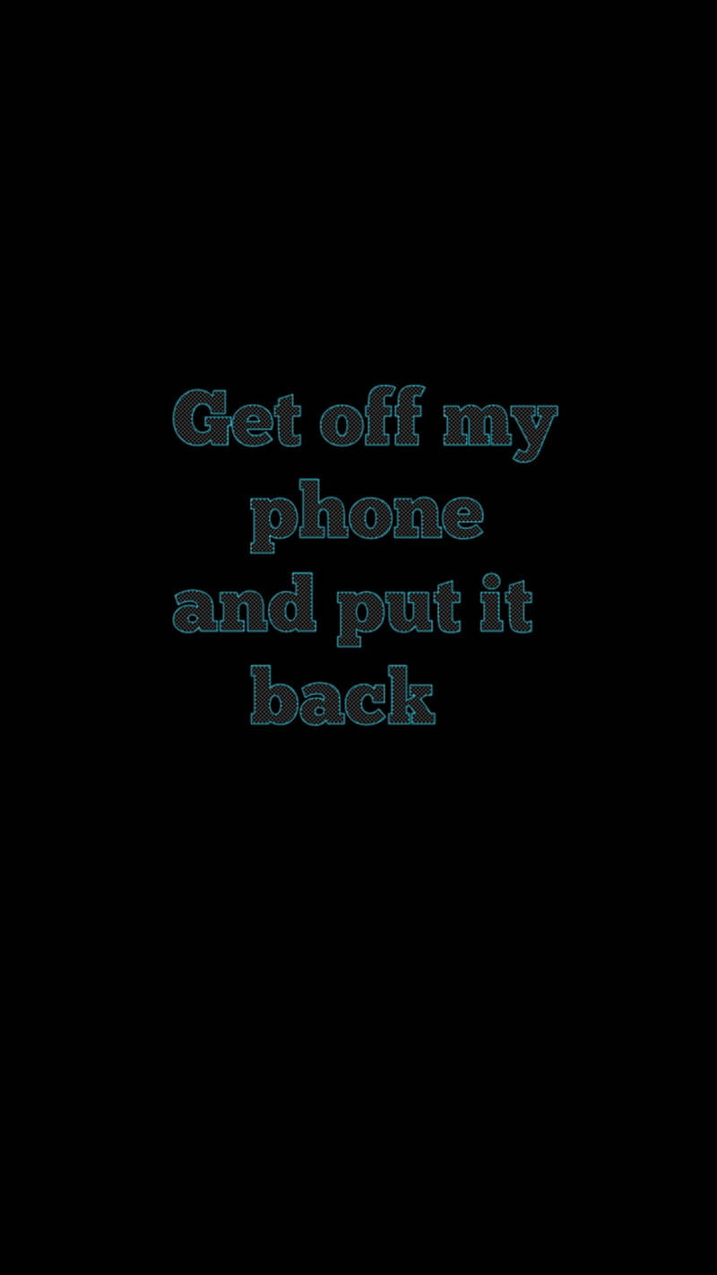 離開我的手機 霓虹燈 壁紙 — 文字內容為「get off my phone and put it back」，以發光的青綠色字體顯示在純黑色背景上。