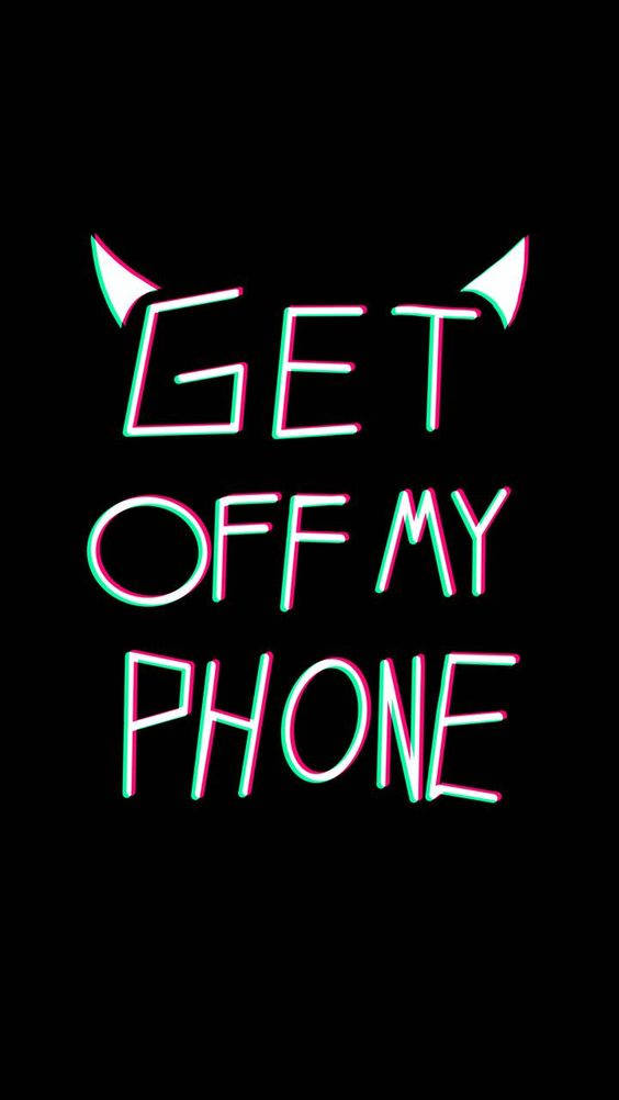 離開我的手機 魔鬼角 壁紙 — 霓虹粉紅和青色文字 'GET OFF MY PHONE' 帶有惡魔角在黑色背景上發光。