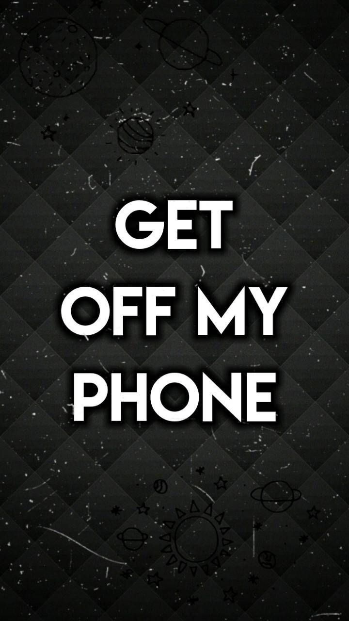 離開我的手機太空主題 壁紙 — 粗體白色文字寫著「get off my phone」，背景為深色紋理，帶有微弱的宇宙塗鴉。