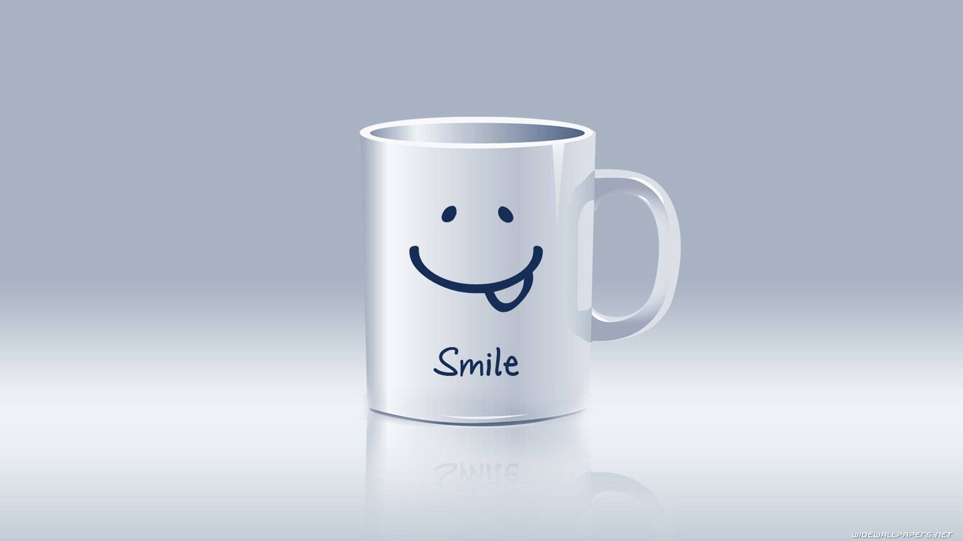 白色杯子上有藍色笑臉和smile字樣，置於反射表面。
