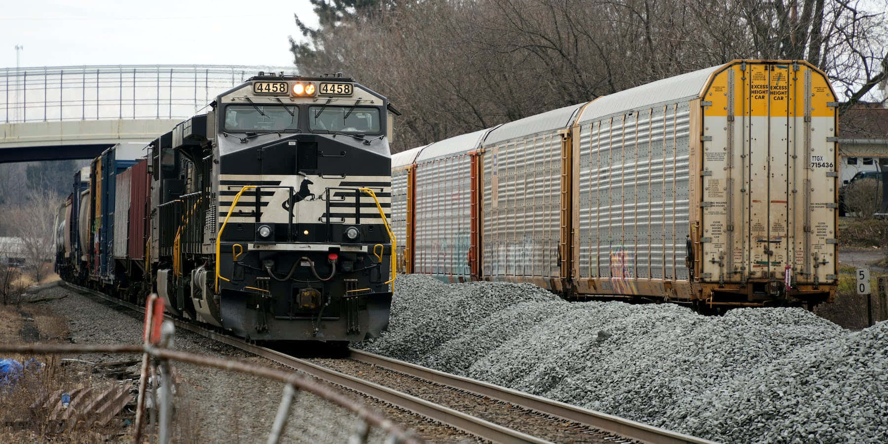 冬季，編號4458的貨運火車在鋼橋下經過。