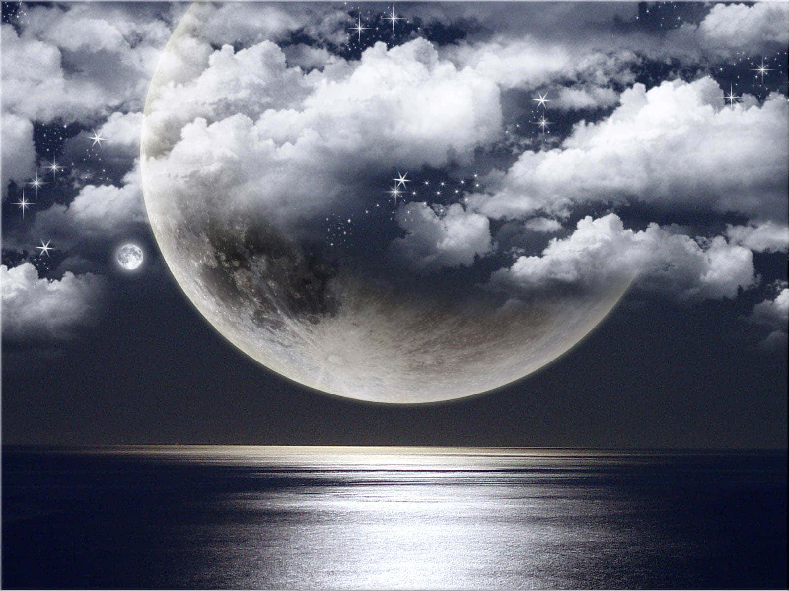 難忘的美麗海灘夜景 壁紙 — 一個巨大的發光新月掛在平靜的海洋上空，星空下有蓬鬆的雲朵。