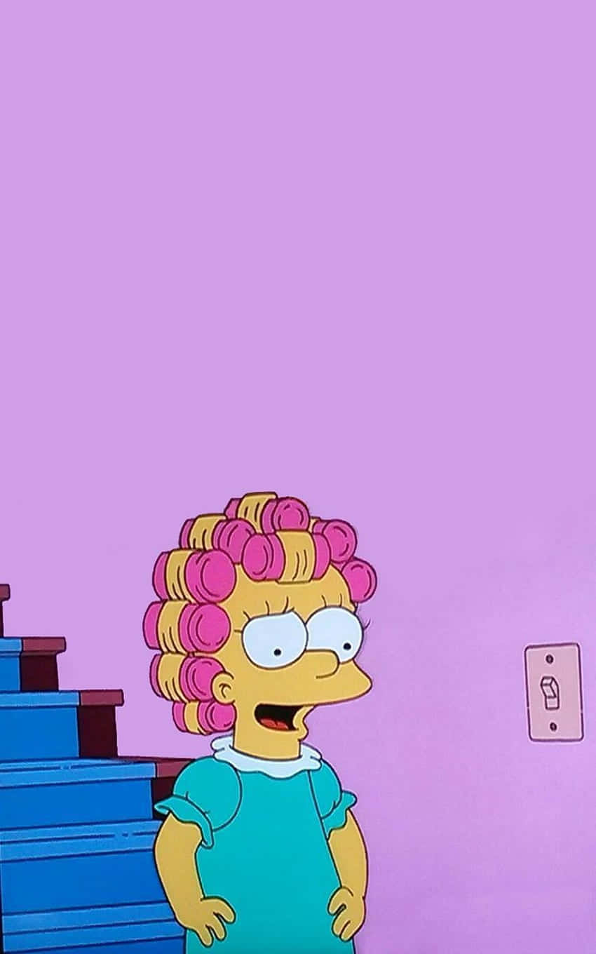 Lisa Simpson 戴著粉紅色髮捲，站在有藍色樓梯的紫色房間裡。