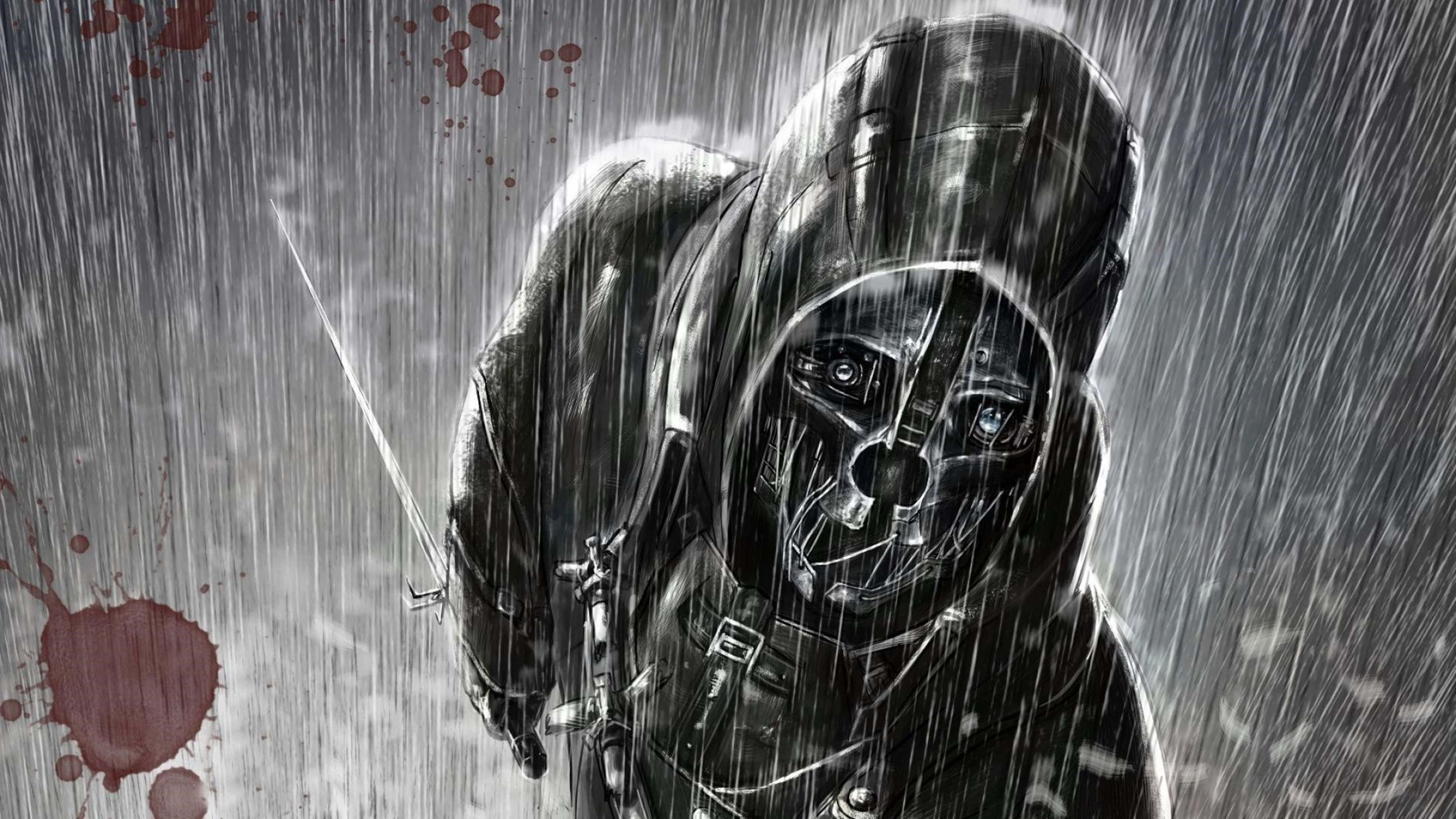 雨中 4K Dishonored 科沃·阿塔諾 壁紙 — 一個戴面具嘅刺客著住連帽外套企喺傾盆大雨入面，揸住一把沾滿血漬嘅劍，背景係灰色。