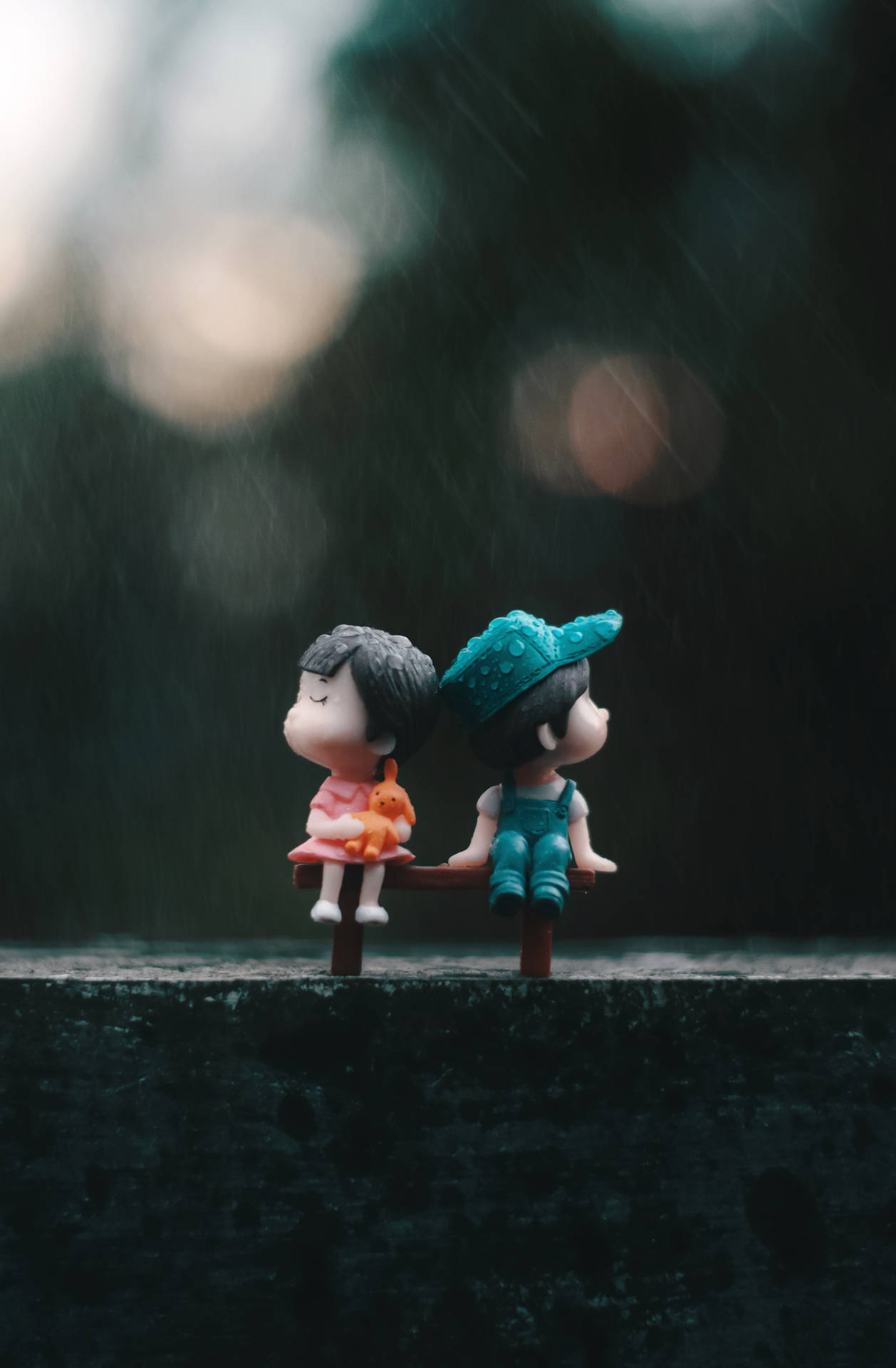 兩個小公仔在雨中坐在長椅上，黃昏時分。
