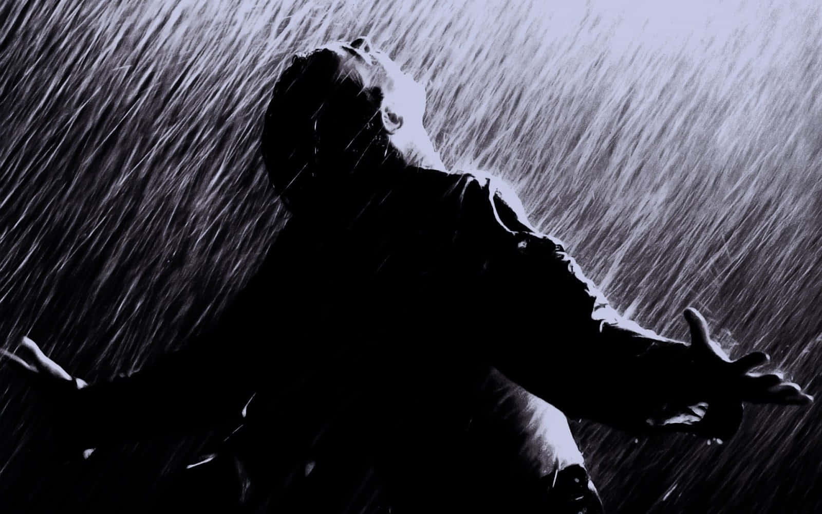在黑暗暴風雨的場景中，張開雙臂擁抱雨水的人。
