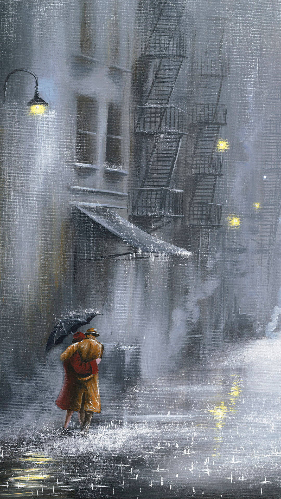 情侶在路燈下於城市街道上雨中漫步