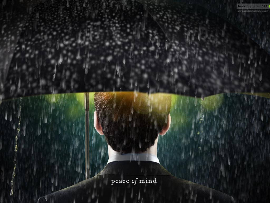 雨中撐傘的西裝男，發光綠色背景和文字 peace of mind