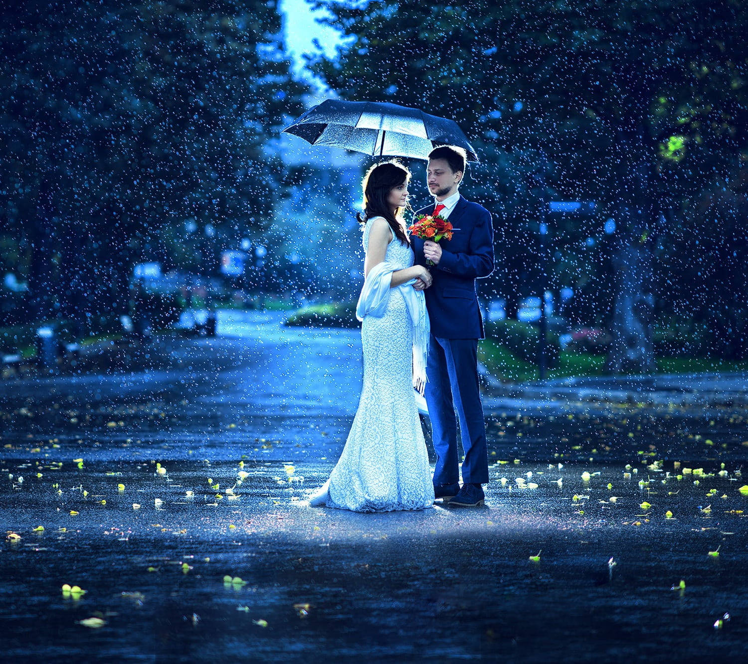 一對情侶在夜晚的雨中公園撐傘，濕地上有發光的樹葉。