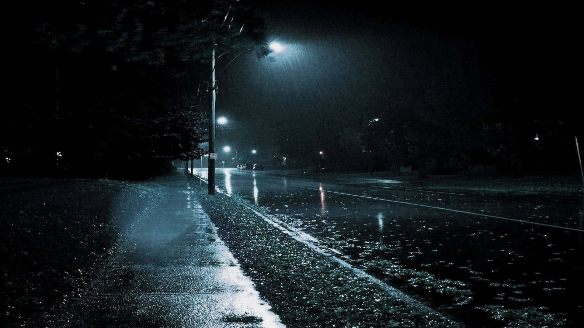 下雨時街燈下空無一人的濕漉漉的夜間街道