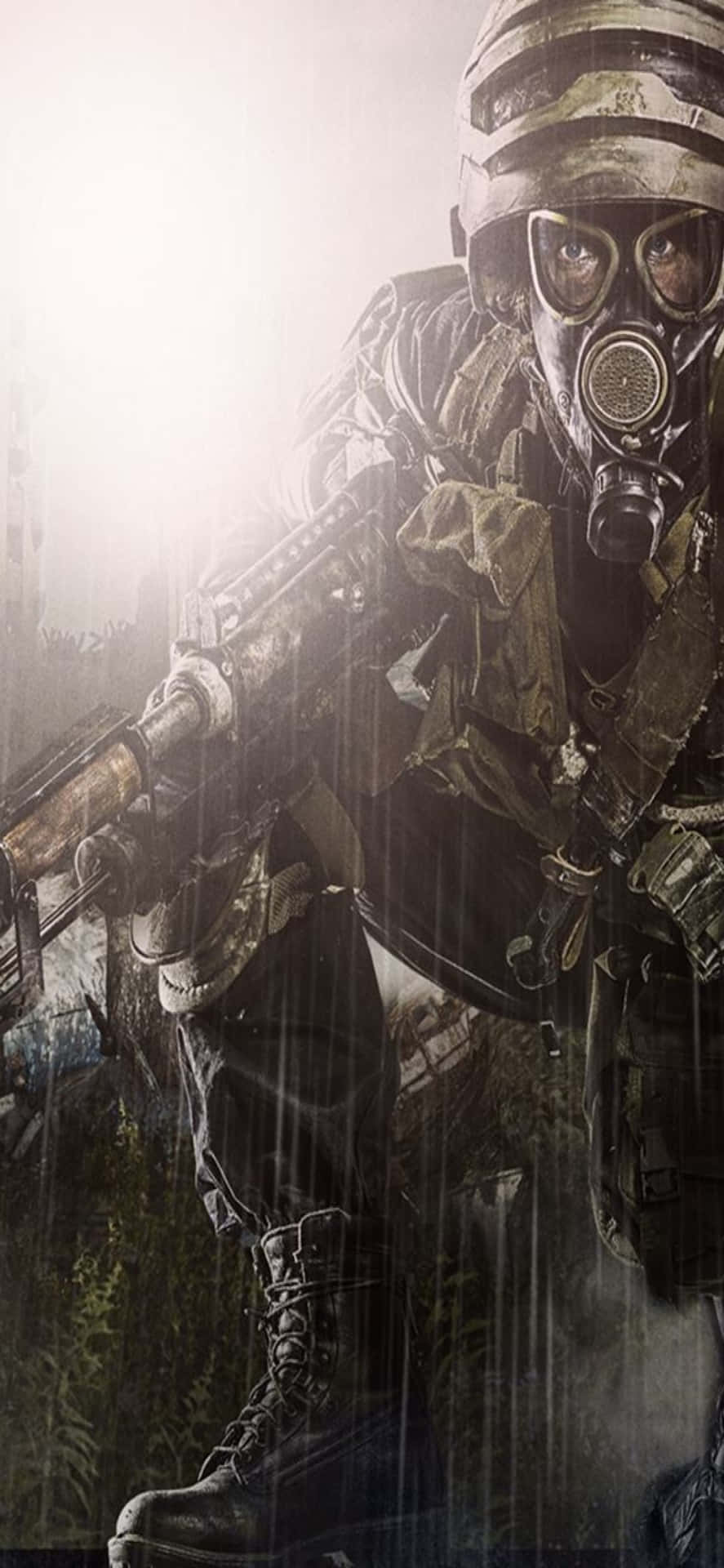 戴防毒面具的士兵在雨中戰鬥場景中持步槍。