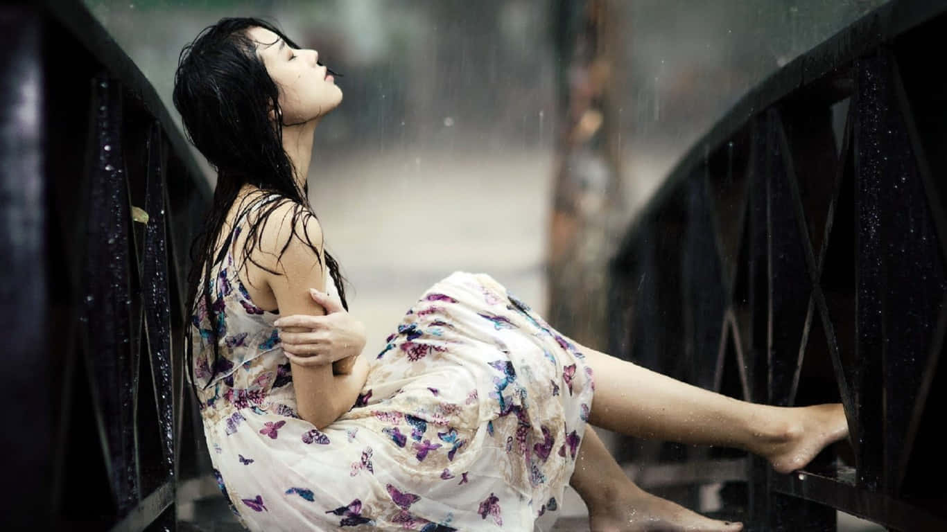 雨中坐在橋欄杆上的花卉連衣裙女子
