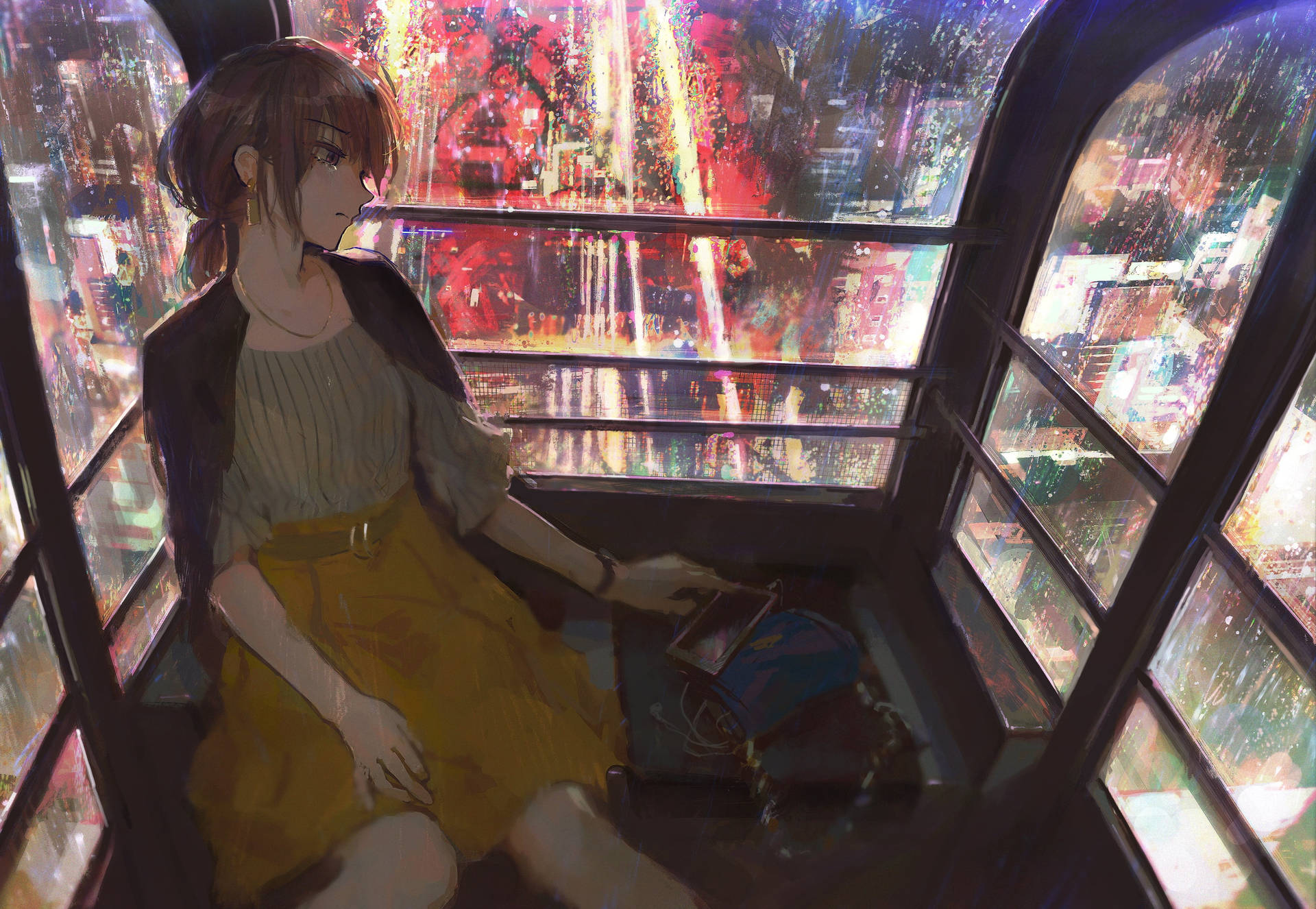 一位穿著黃色裙子的年輕女子坐在有雨痕的纜車中，俯瞰夜晚發光的城市。