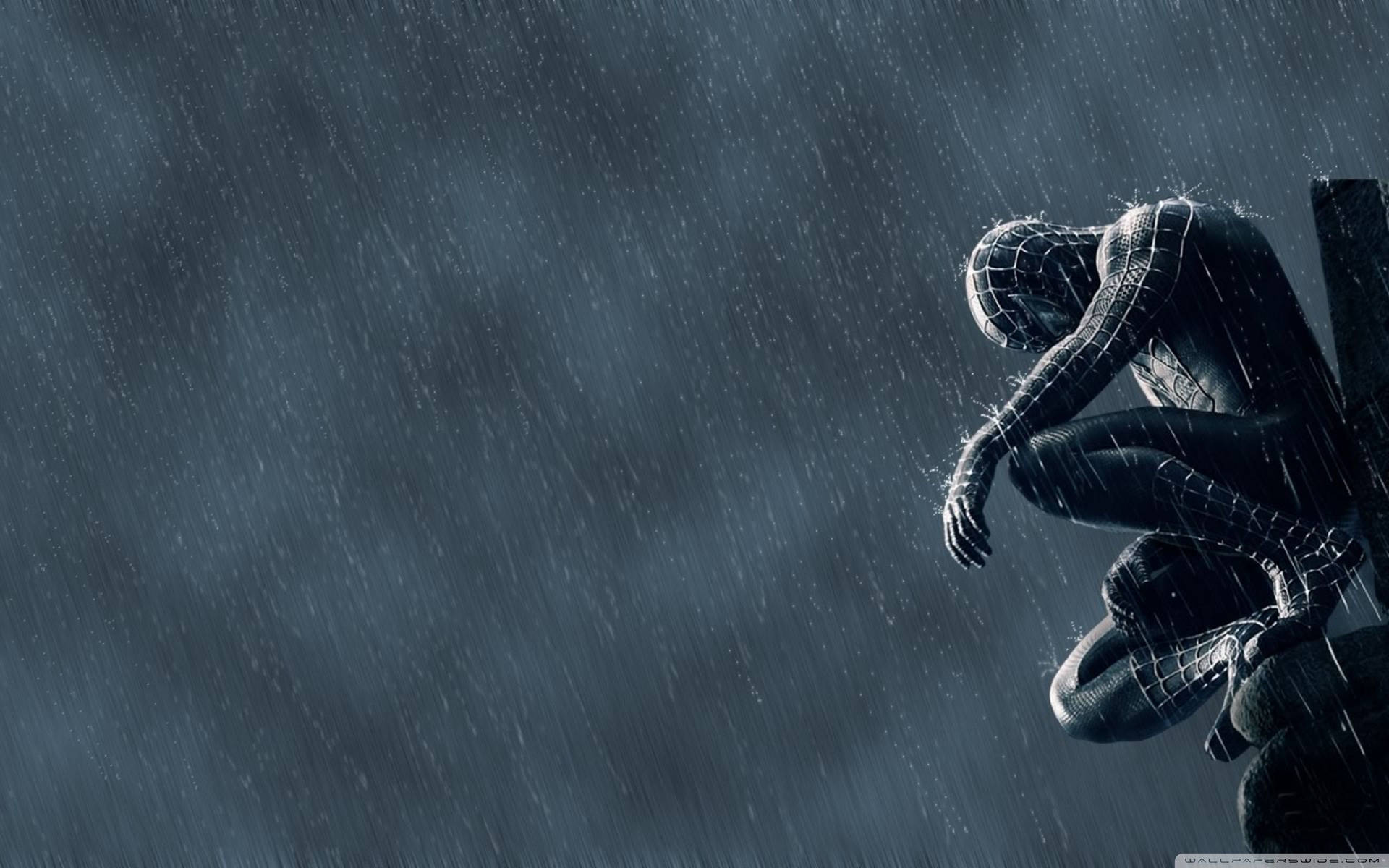 蜘蛛俠身穿黑色戰衣，在暴風雨天空下蹲在傾盆大雨中。