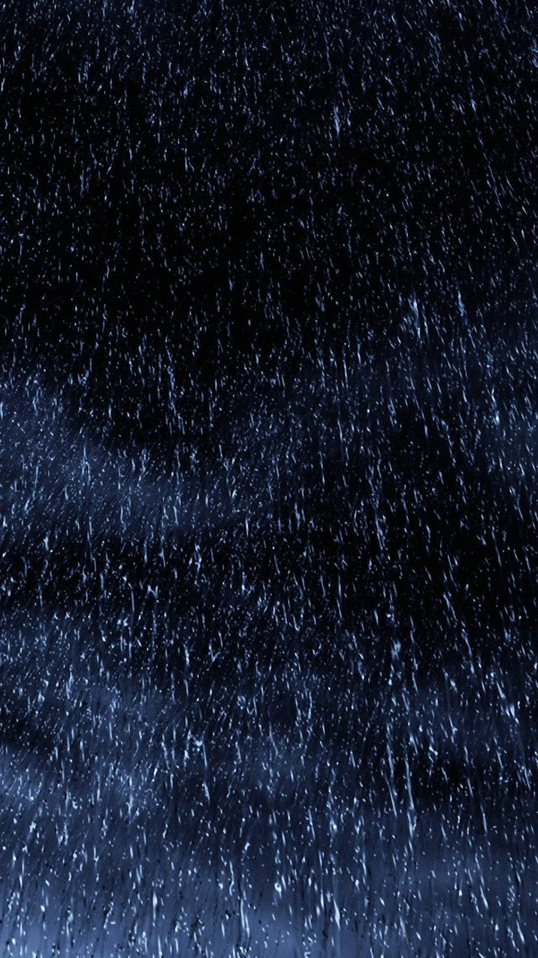 黑暗中下著大雨，帶有藍色亮點。