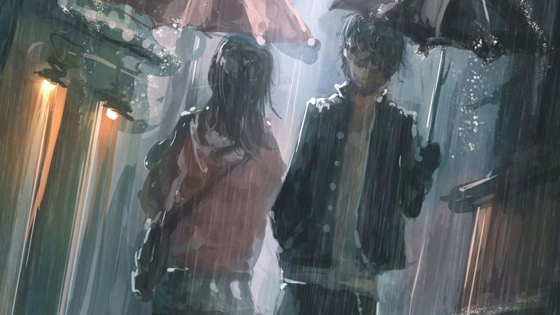 雨中的孤獨漫步 壁紙 — 兩個身影撐著傘，在溫暖街燈照亮的大雨中行走，營造出充滿氛圍感的城市場景。
