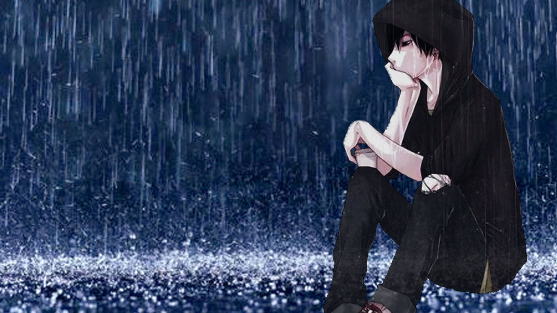 雨中的憂鬱男孩 壁紙 — 一個孤獨的動漫少年穿著黑色連帽衫，在傾盆大雨中沉思地坐著，周圍濕漉漉的地面上閃爍著藍色光芒。