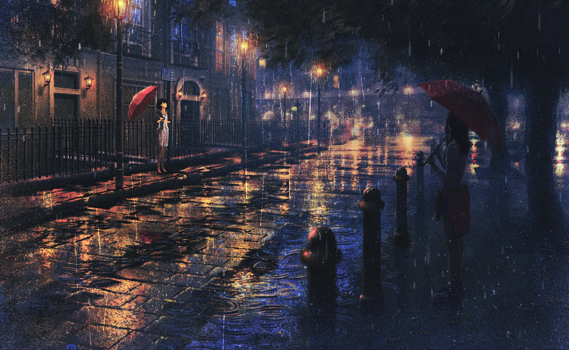雨中的浪漫時刻 壁紙 — 兩個拿著紅色雨傘的身影在夜晚穿過被雨水浸透的城市街道，溫暖的路燈照射在濕漉漉的鵝卵石上反射出光芒。