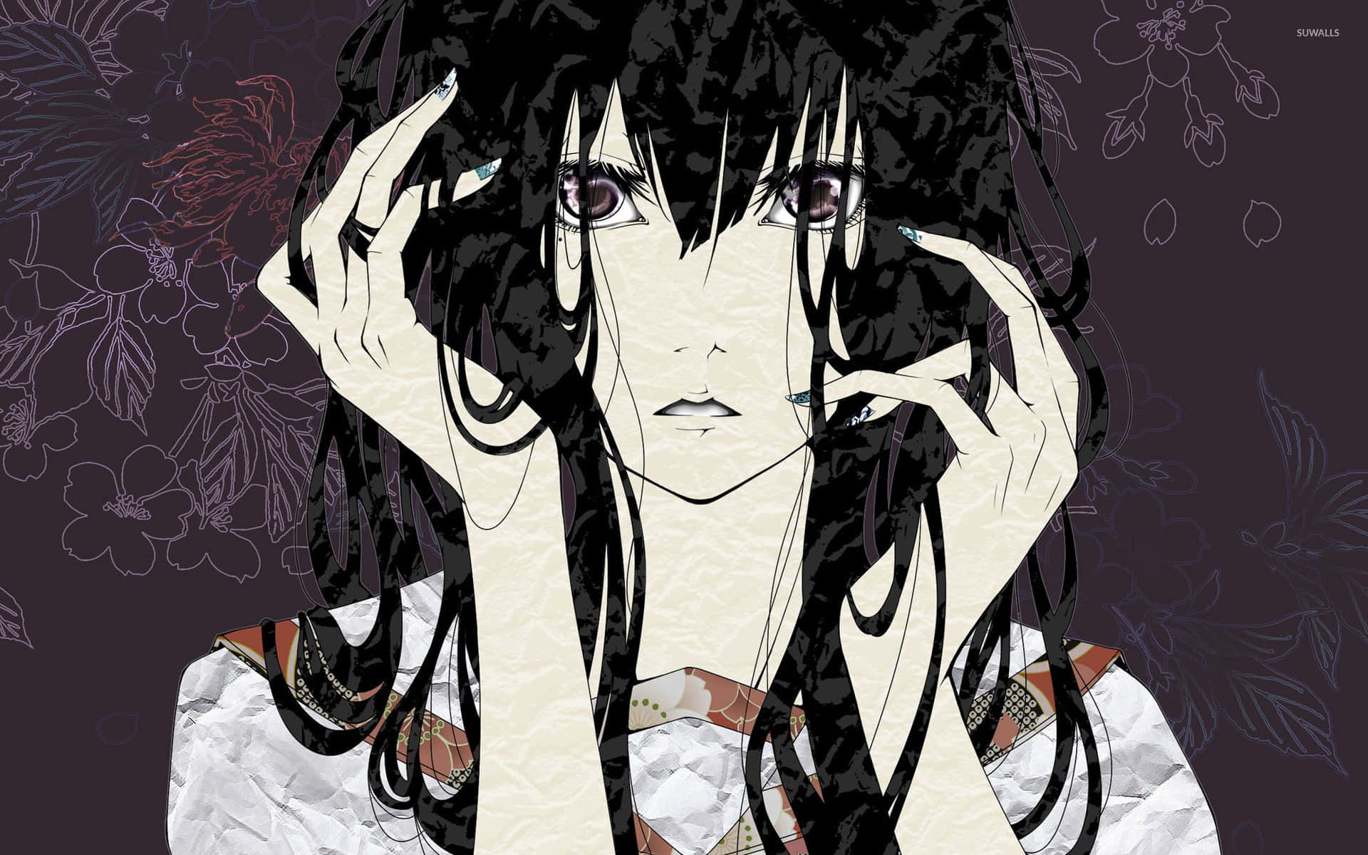 雨中美麗哀傷的動漫 壁紙 — 一個引人注目的動漫女孩，長長的黑髮和紫色眼睛，在黑暗的花卉背景前用雙手輕輕托著臉。