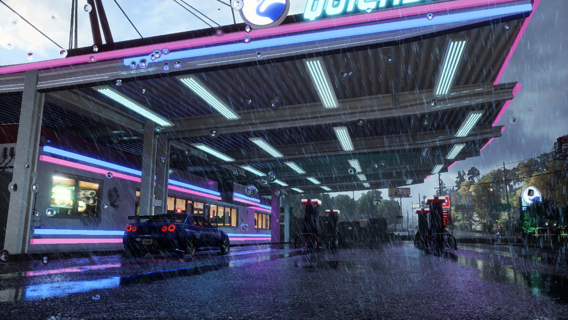 雨中霓虹招牌 壁紙 — 一輛流線型黑色跑車停泊在霓虹燈照亮的加油站簷篷下，雨水劃過濕漉漉的路面，發光的招牌倒映在水窪中。