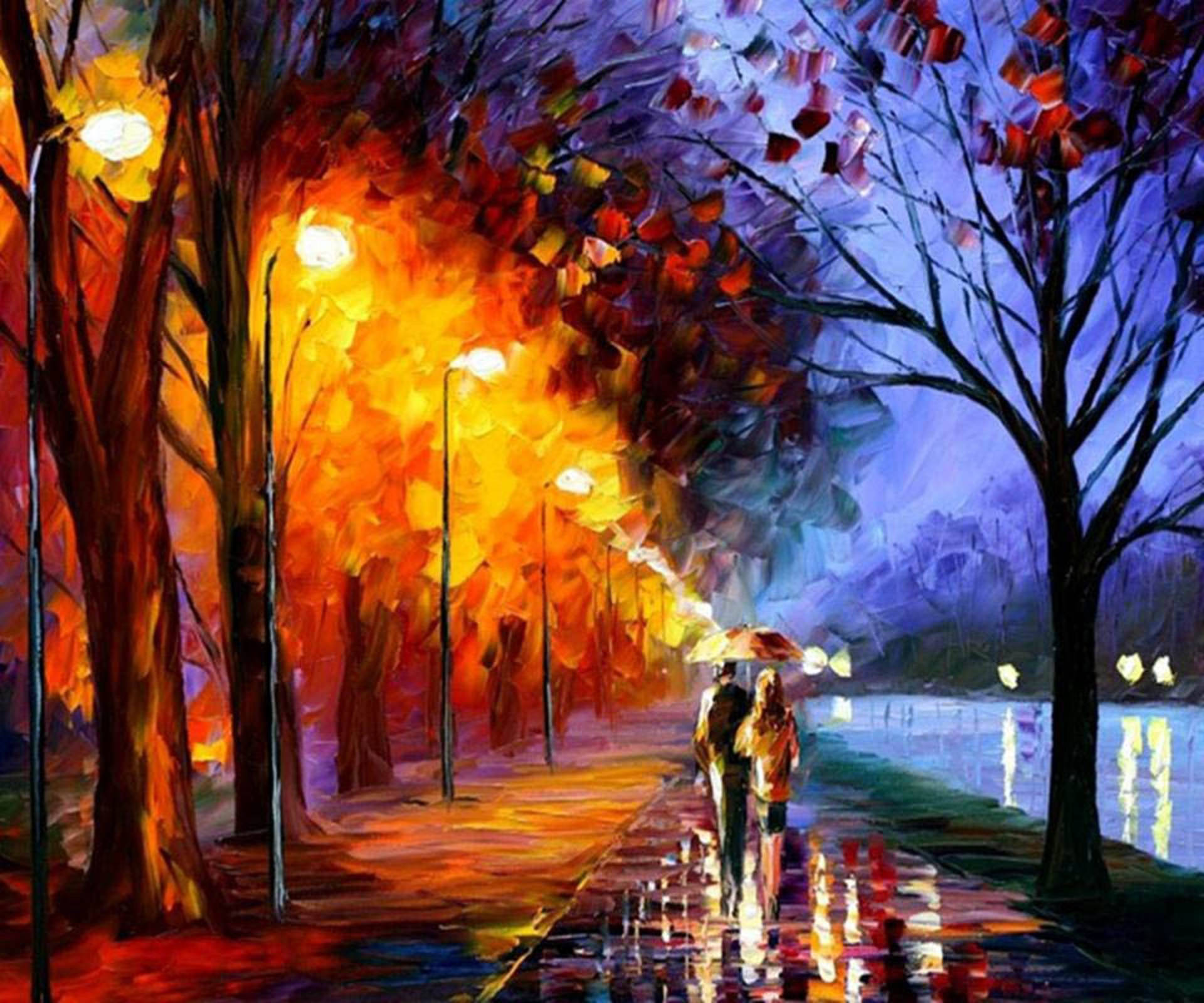 情侶在雨夜秋日下撐傘行走，路燈倒映在水坑中。