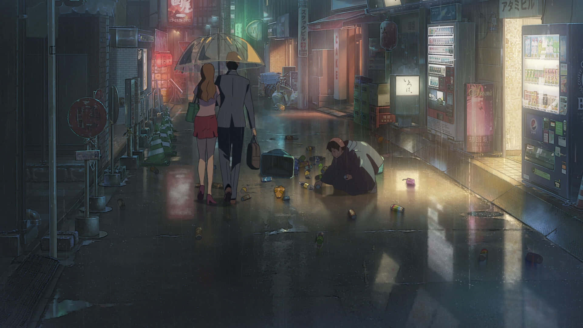 Weathering With You 桌布 壁紙 — 雨夜中一條霓虹燈巷，一對情侶撐傘走過一個在濕漉漉行人路上玩玩具的小孩。