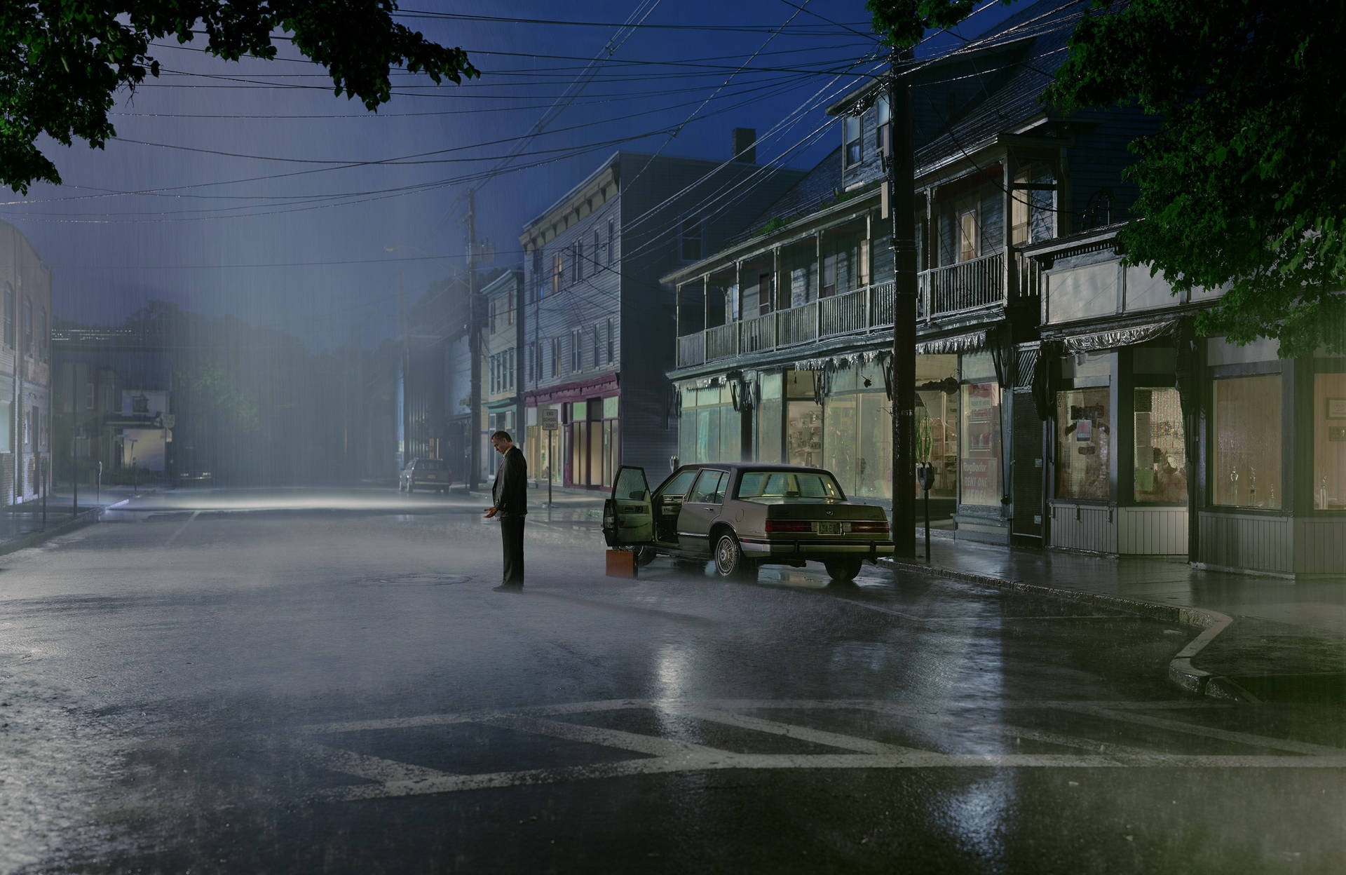 男人站在打開的車門旁，在雨夜街道上，路面濕滑，燈光昏暗。
