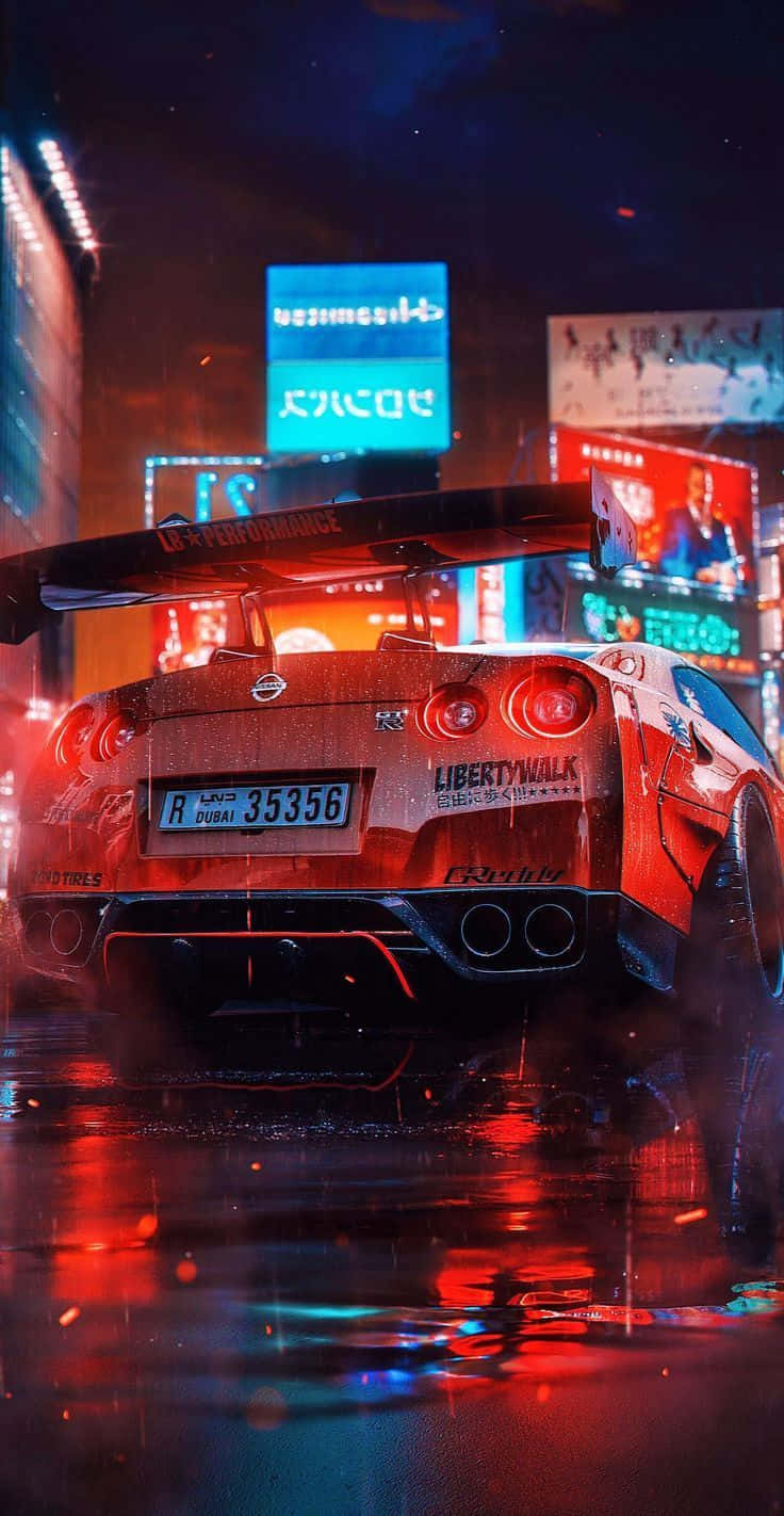 雨夜橙色 Nissan R35 GT-R 車圖 壁紙 — 一輛改裝的紅色日產GT-R在霓虹燈閃爍的雨夜城市中飛馳，發光的廣告牌在濕漉漉的路面上反射。