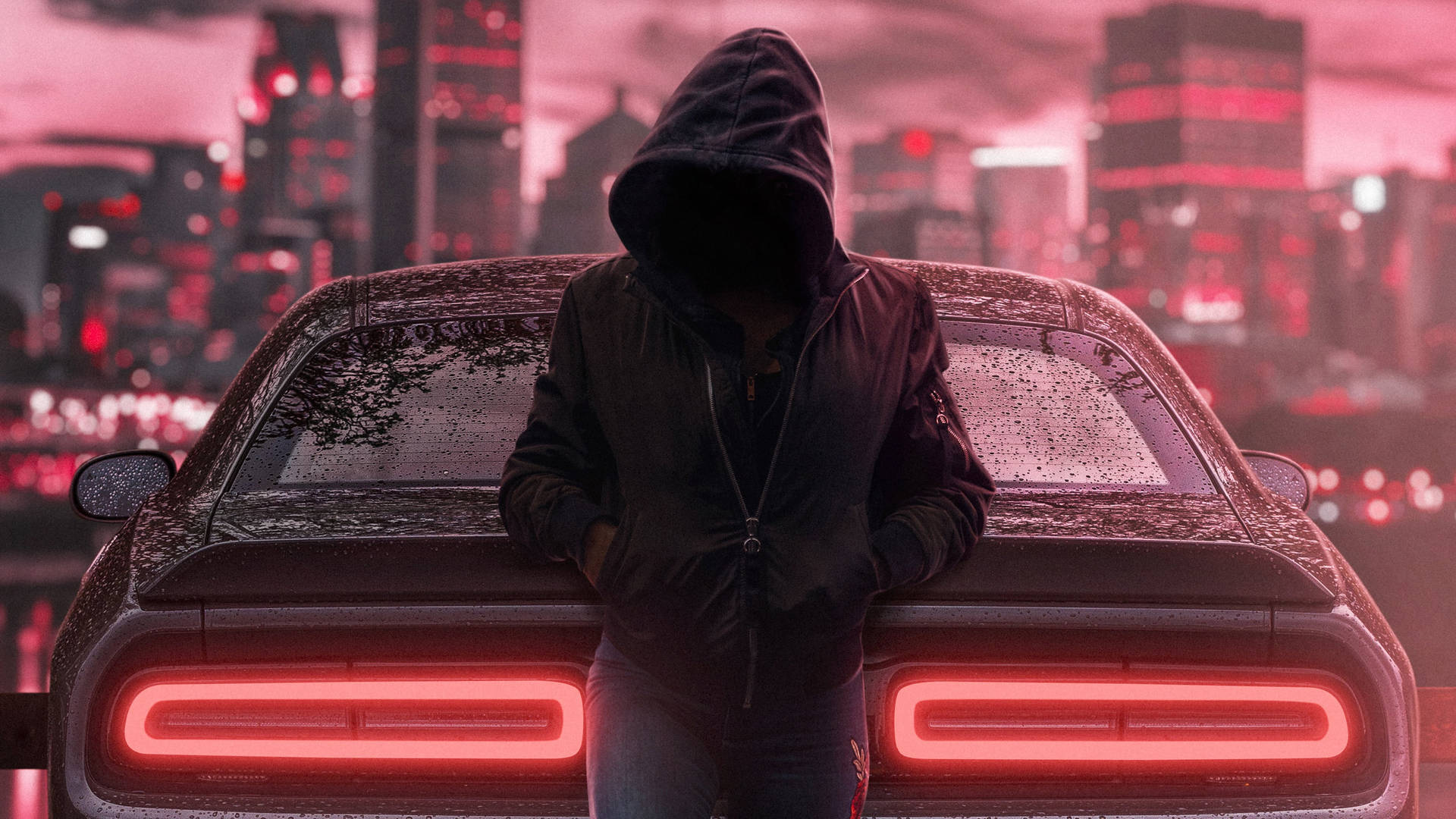 穿連帽衫的匿名人士在雨夜霓虹城市中靠在一輛紅色發光的汽車上。