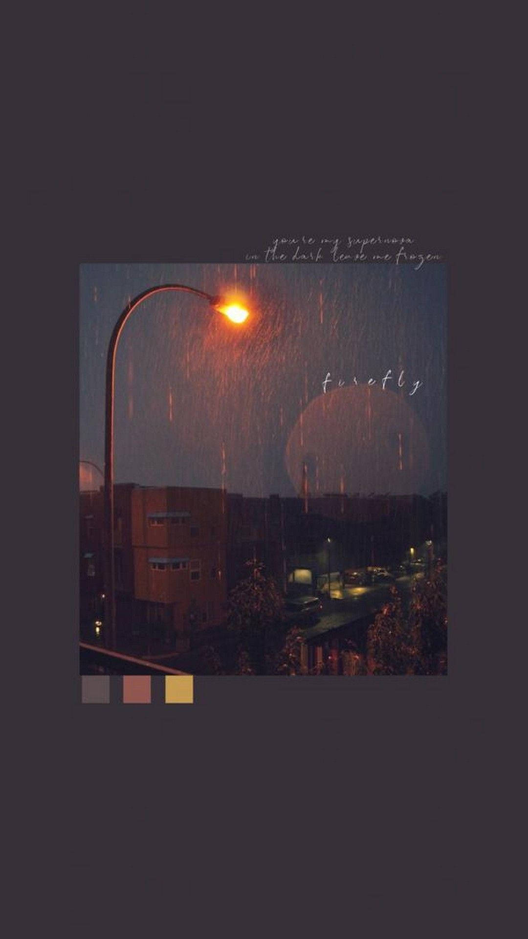 夜晚雨中溫暖發光的路燈，背景有建築物。