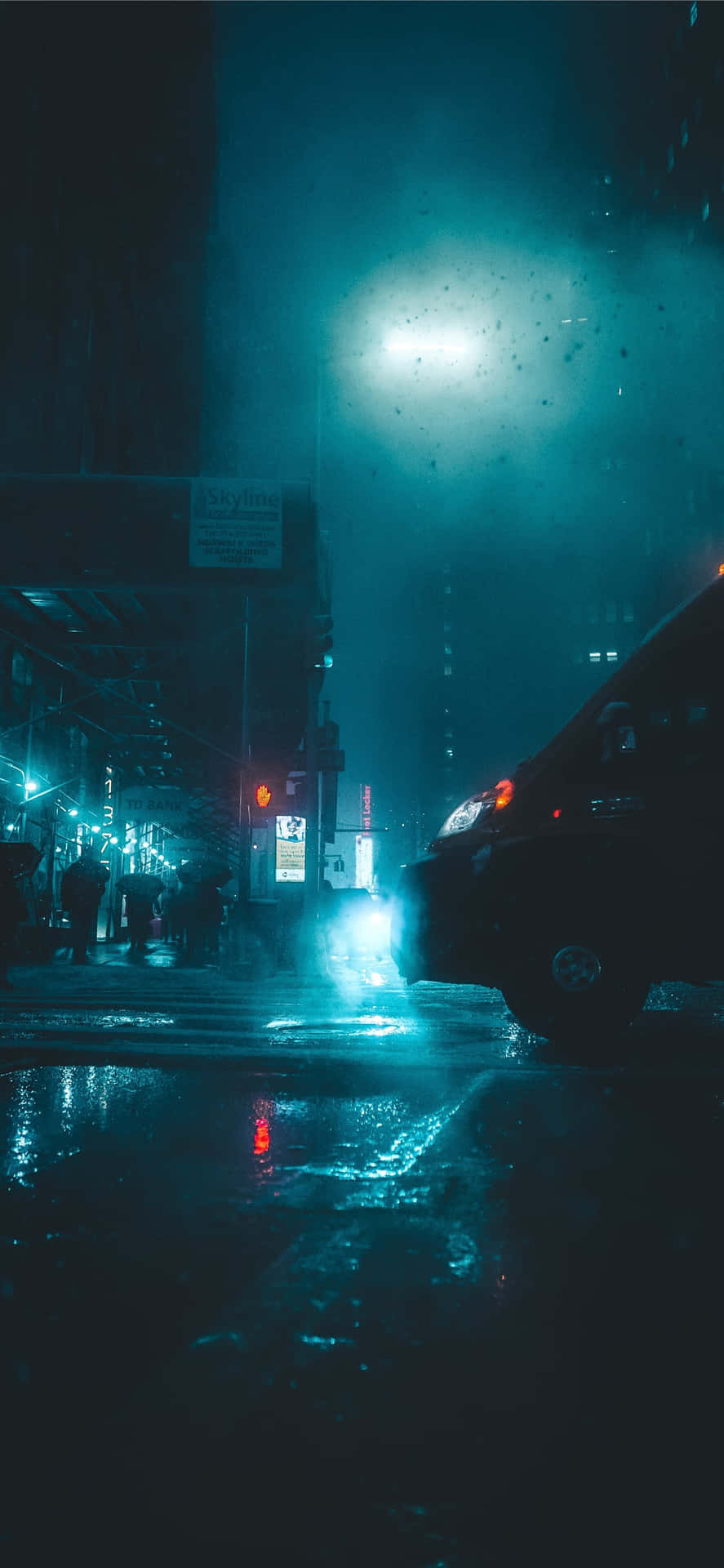 雨夜城市街道，帶有發光的霓虹燈和濕路面的倒影。