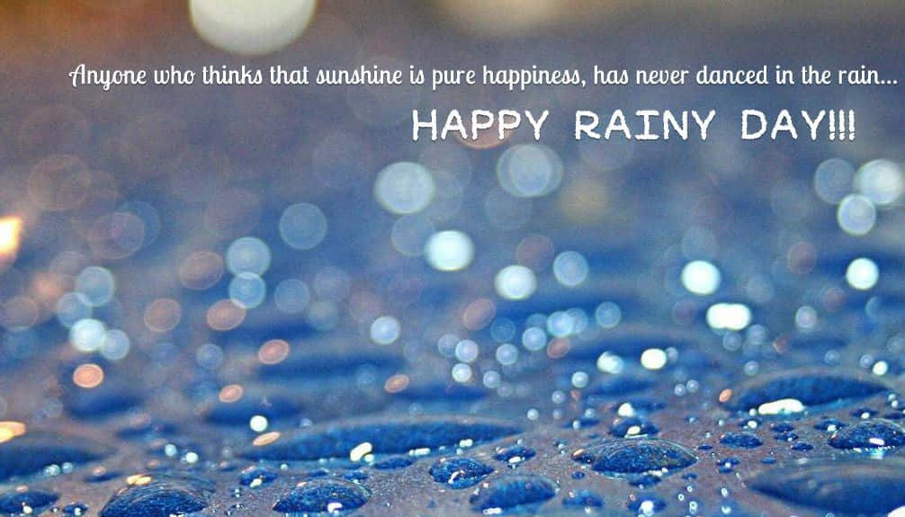 表面上的雨滴，帶有散景燈光和寫著happy rainy day的文字