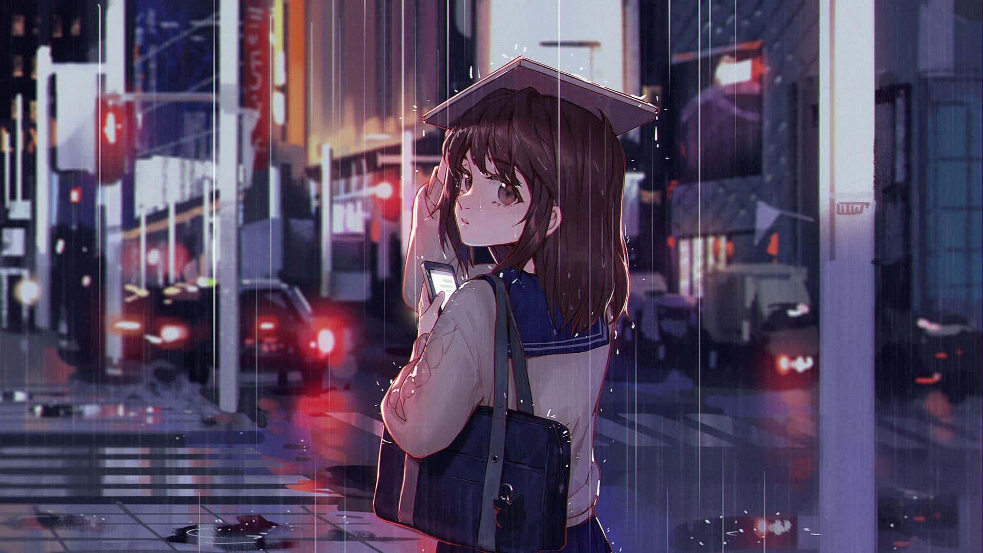 雨天城市中的動漫女孩 壁紙 — 一個戴著畢業帽的年輕動漫女孩獨自站在夜晚雨中的霓虹燈城市街道上，拿著手機。