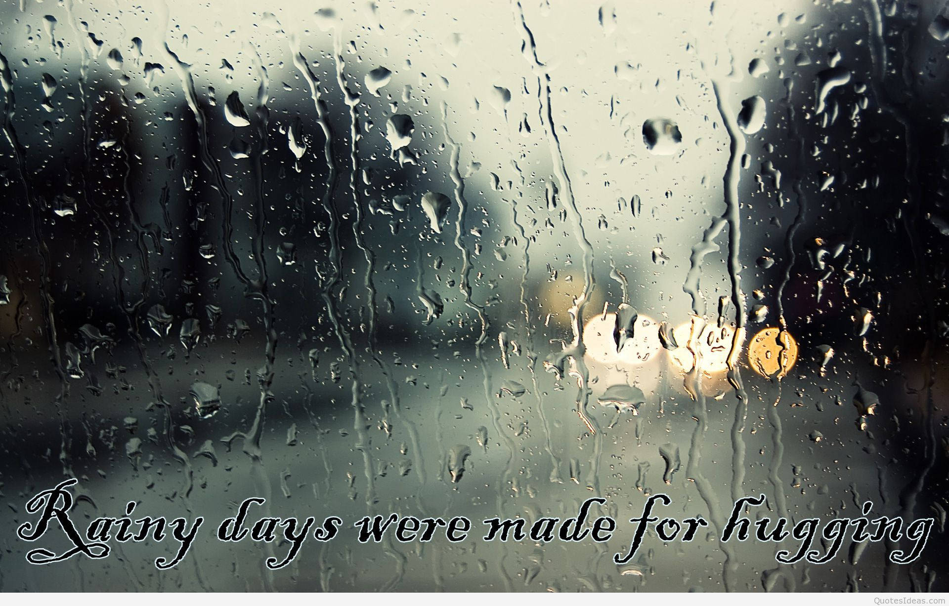 雨滴沿著車窗流下，模糊的城市燈光溫暖地發光。