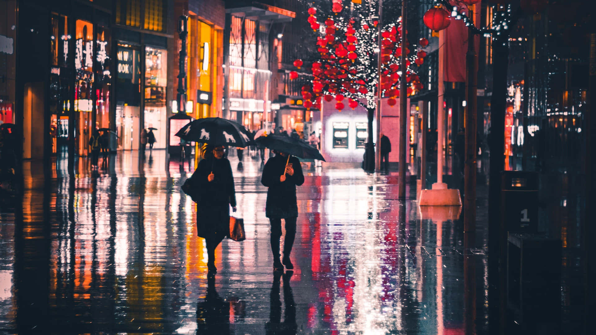 兩個人在雨夜撐著傘走在城市街道上，有倒影和紅色燈籠。