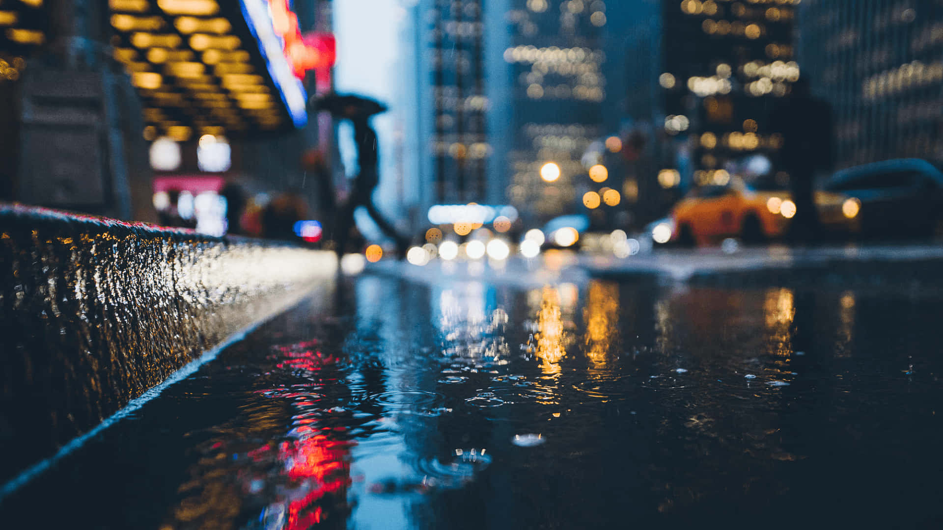 雨滴在濕漉漉的城市街道上泛起漣漪，反射著霓虹燈和夜間模糊的交通。
