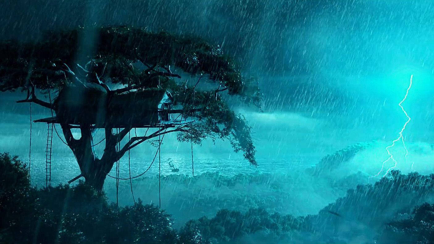 雨天泰山樹屋 壁紙 — 一座孤獨的樹屋棲息在暴風雨中的森林裡，閃電劃破天際，雨水以電光藍的色調傾瀉而下。