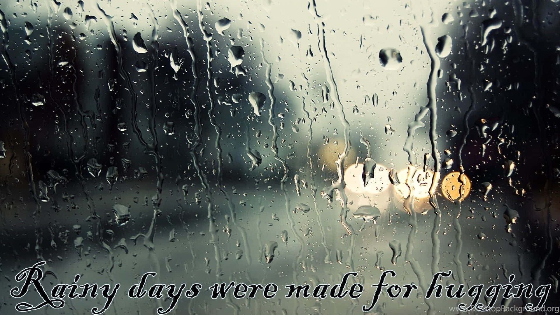 雨滴沿窗戶流下，窗外有模糊的溫暖燈光。